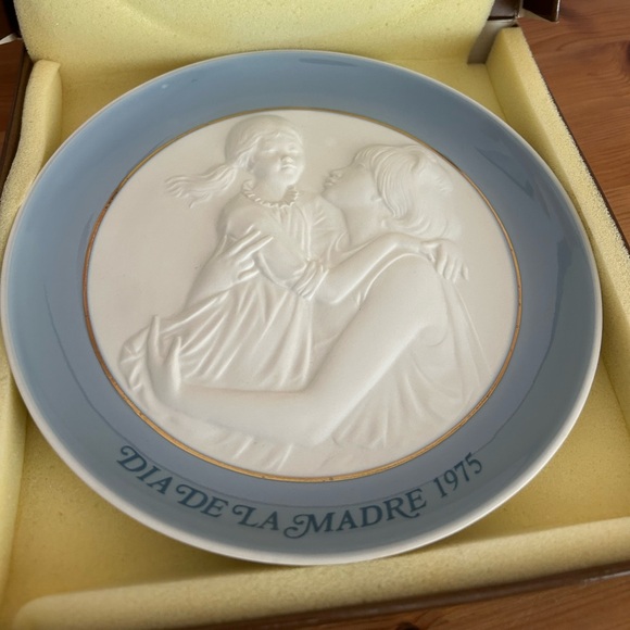 Lladro "Dia De La Madre 1975” Mother's Day Decorative Plate - Picture 3 of 10